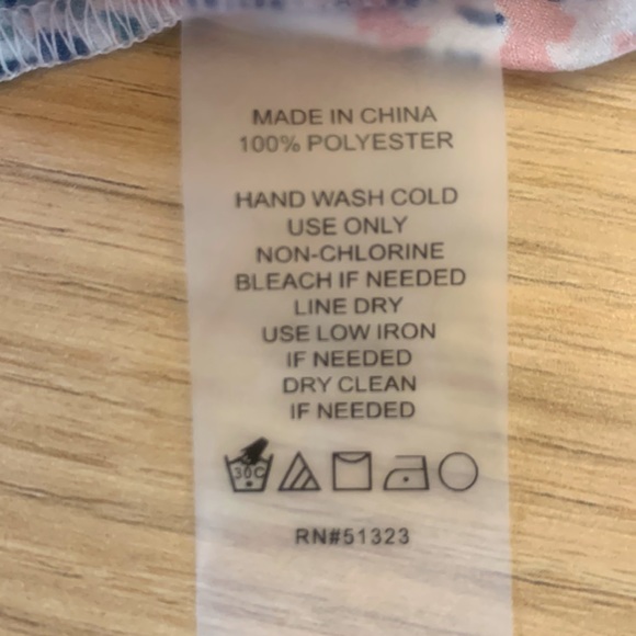 LIKE NEW! Vince Camuto Extended Shoulder top - Tiered flutter sleeves, Sz SM - Picture 3 of 3